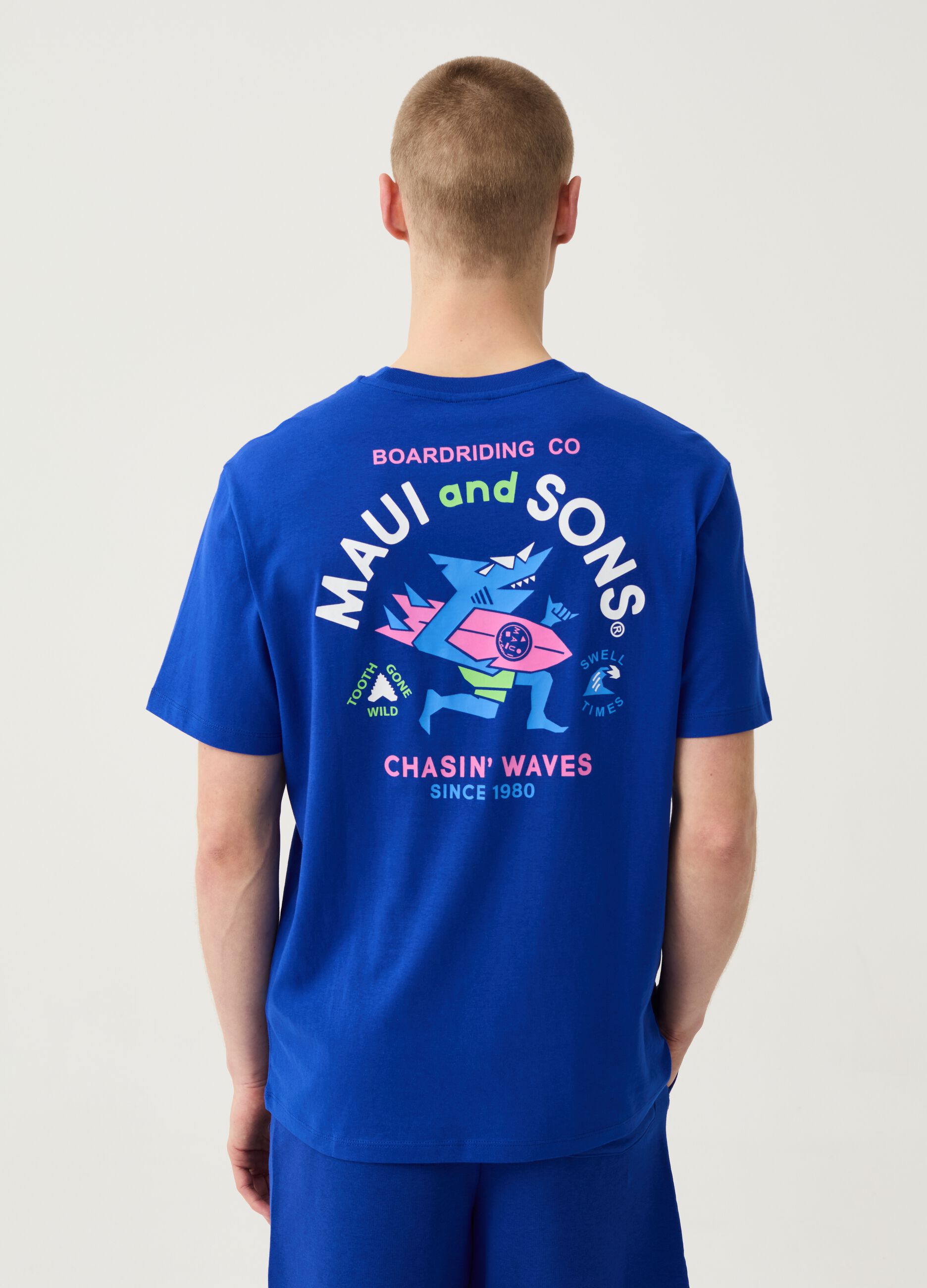 T-shirt with surf shark print