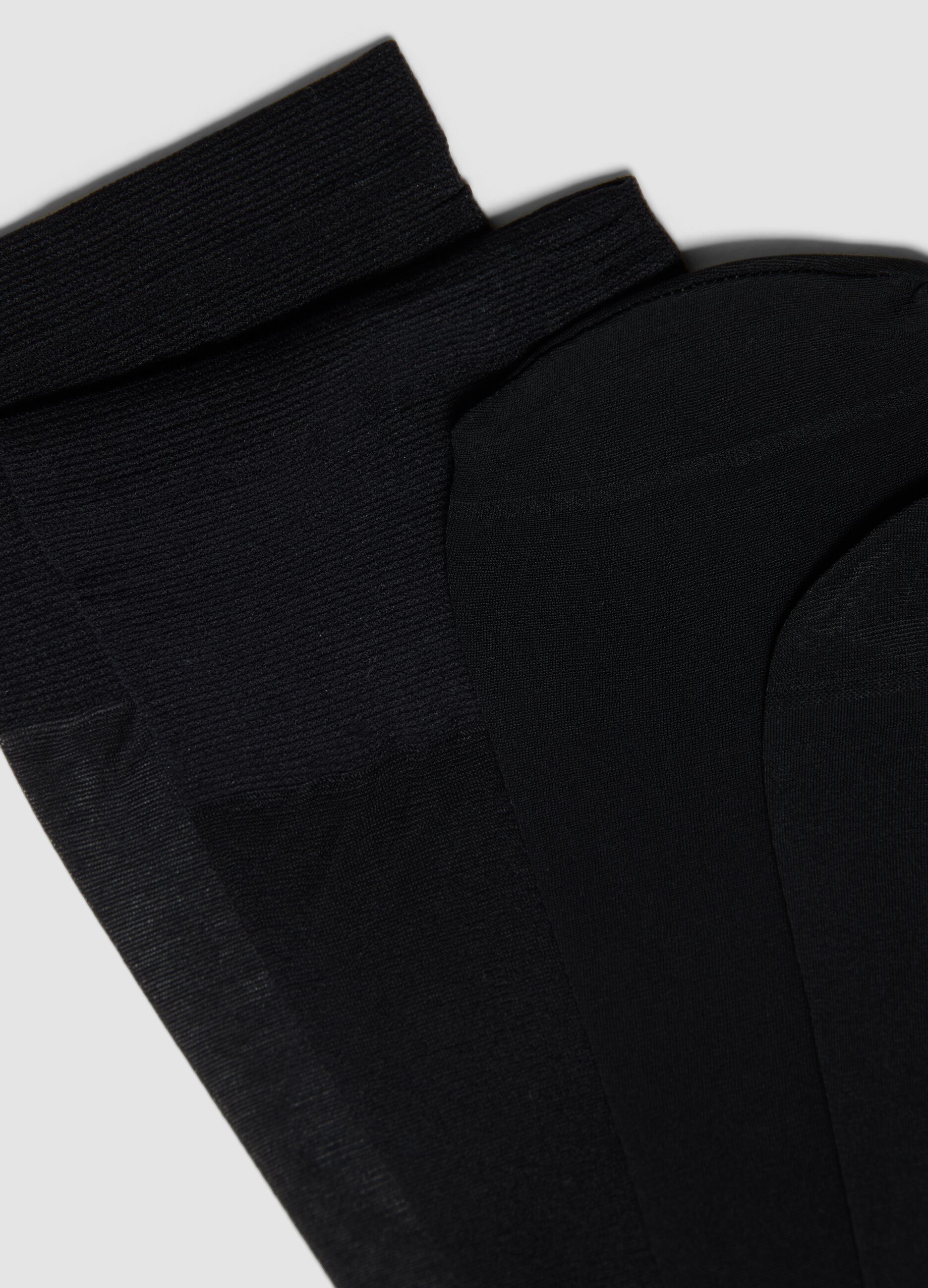 2-pack of black invisible liner socks in stretch fabric