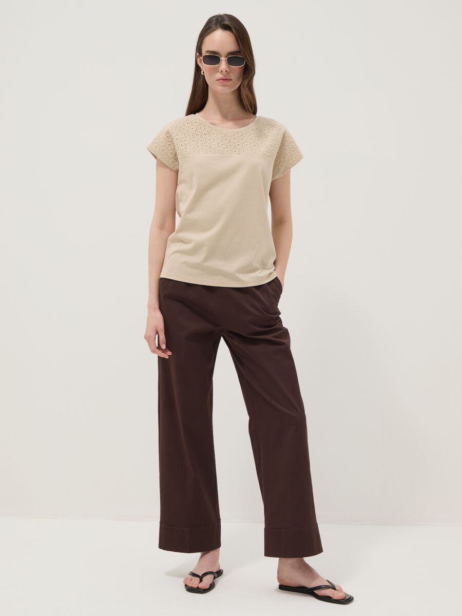T-shirt beige in puro cotone con pizzo sangallo_2