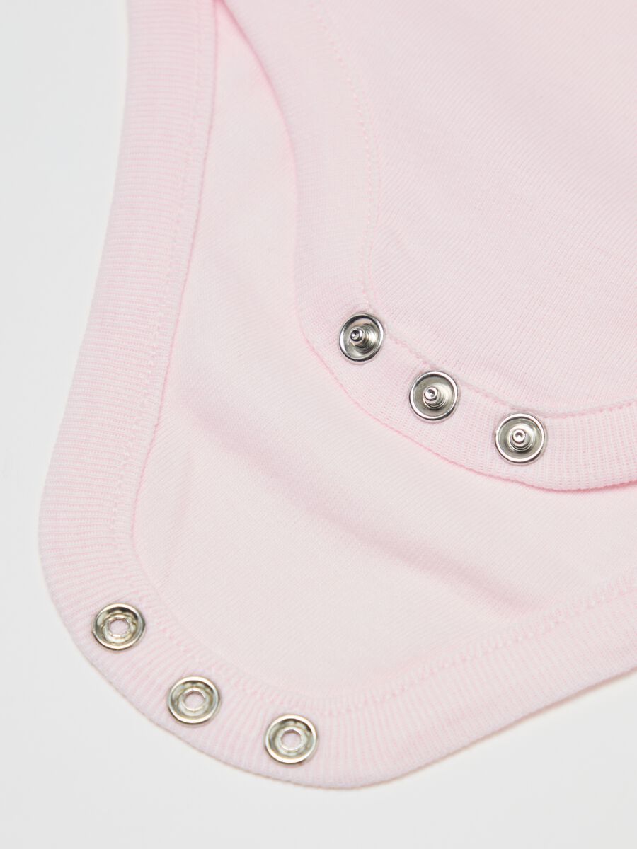 Three-pack organic cotton bodysuits with short sleeves_3