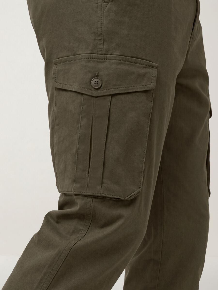 Pantaloni cargo verdi in cotone elasticizzato slim fit_2