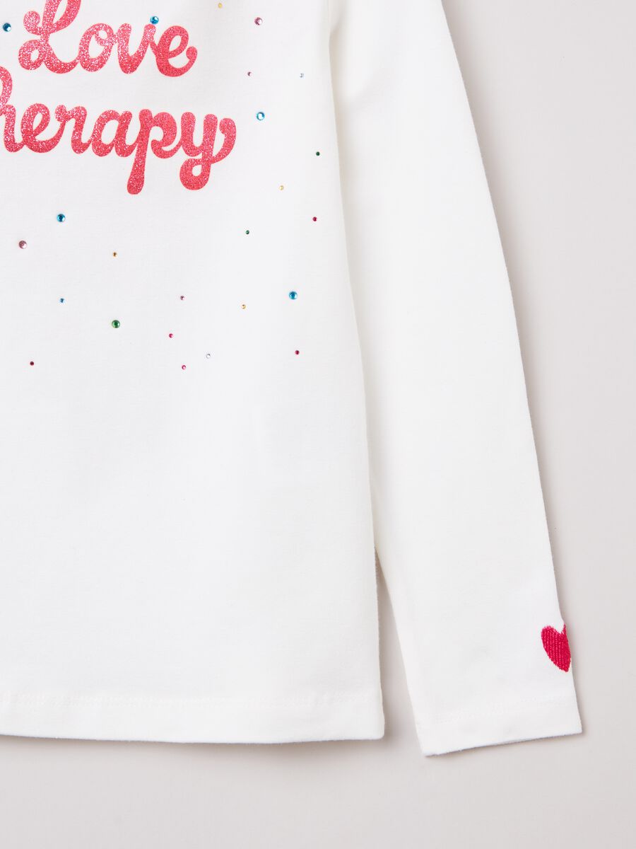 T-shirt collo alto stampa glitterata e strass_2