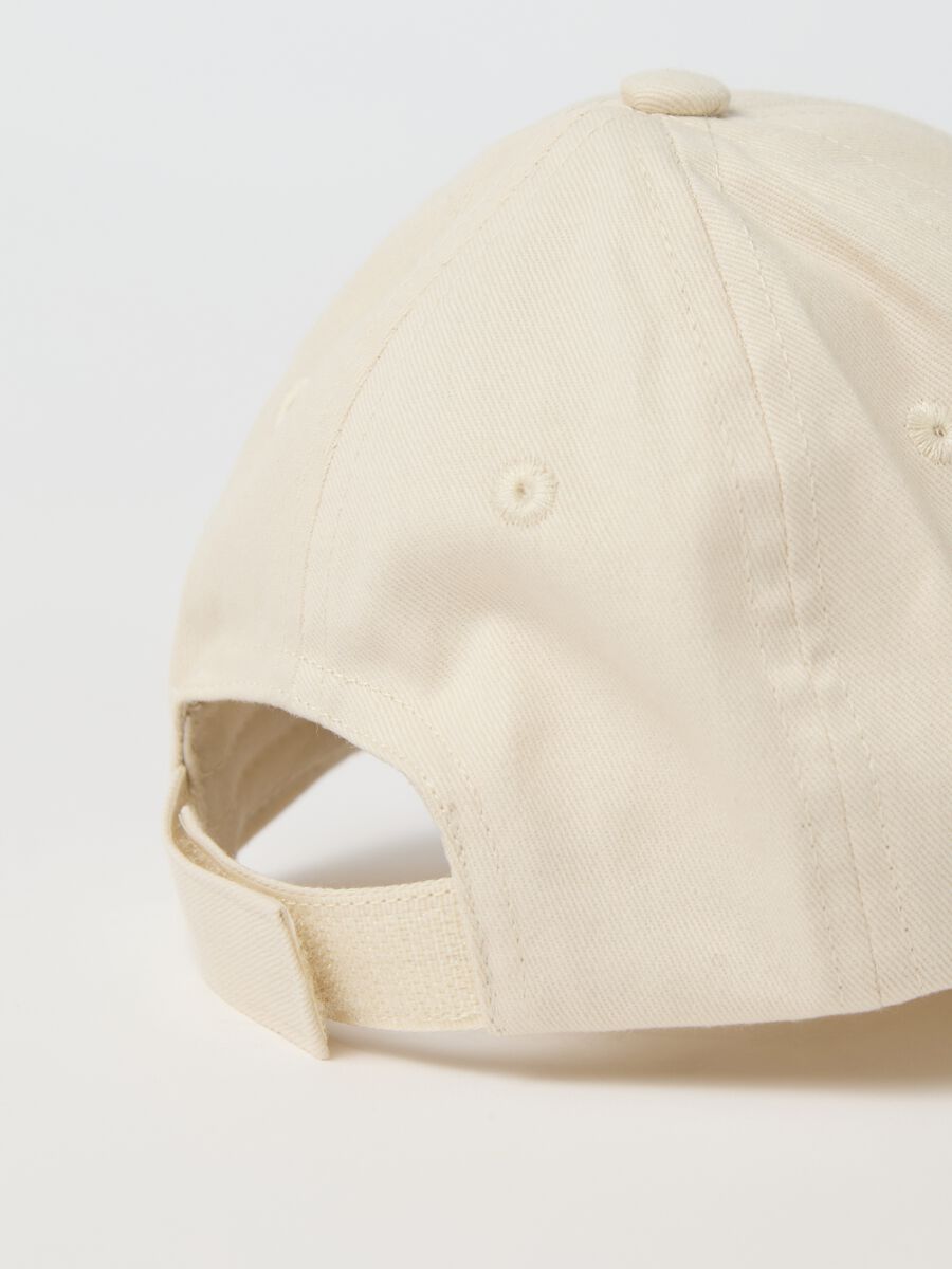 White baseball cap with embroidery_2