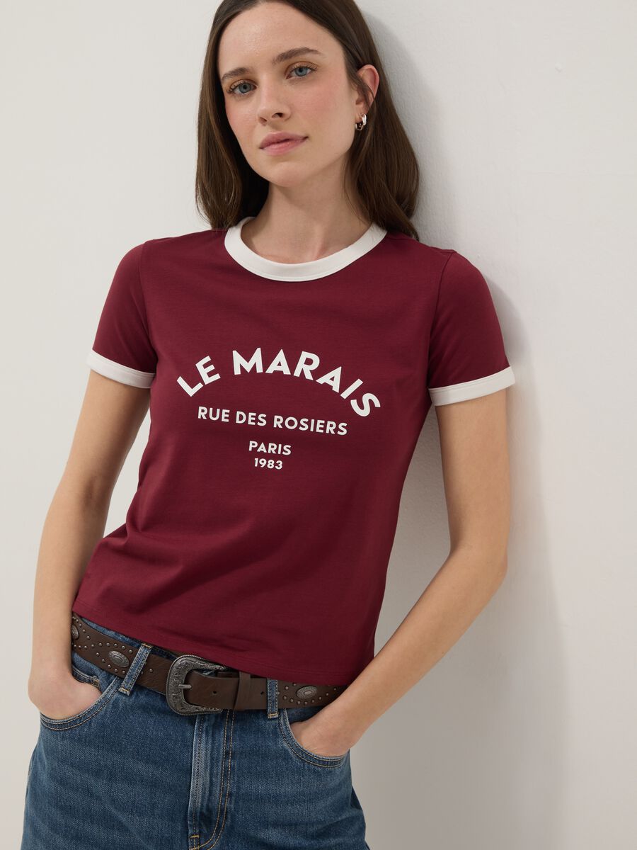 T-shirt in cotone elasticizzato rossa regular fit con stampa_0