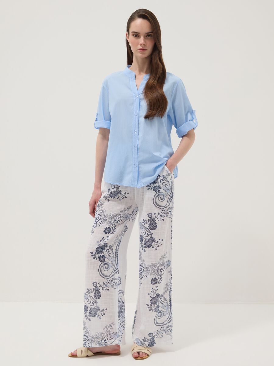Camicia azzurra in puro cotone con ricami traforati regular fit_2