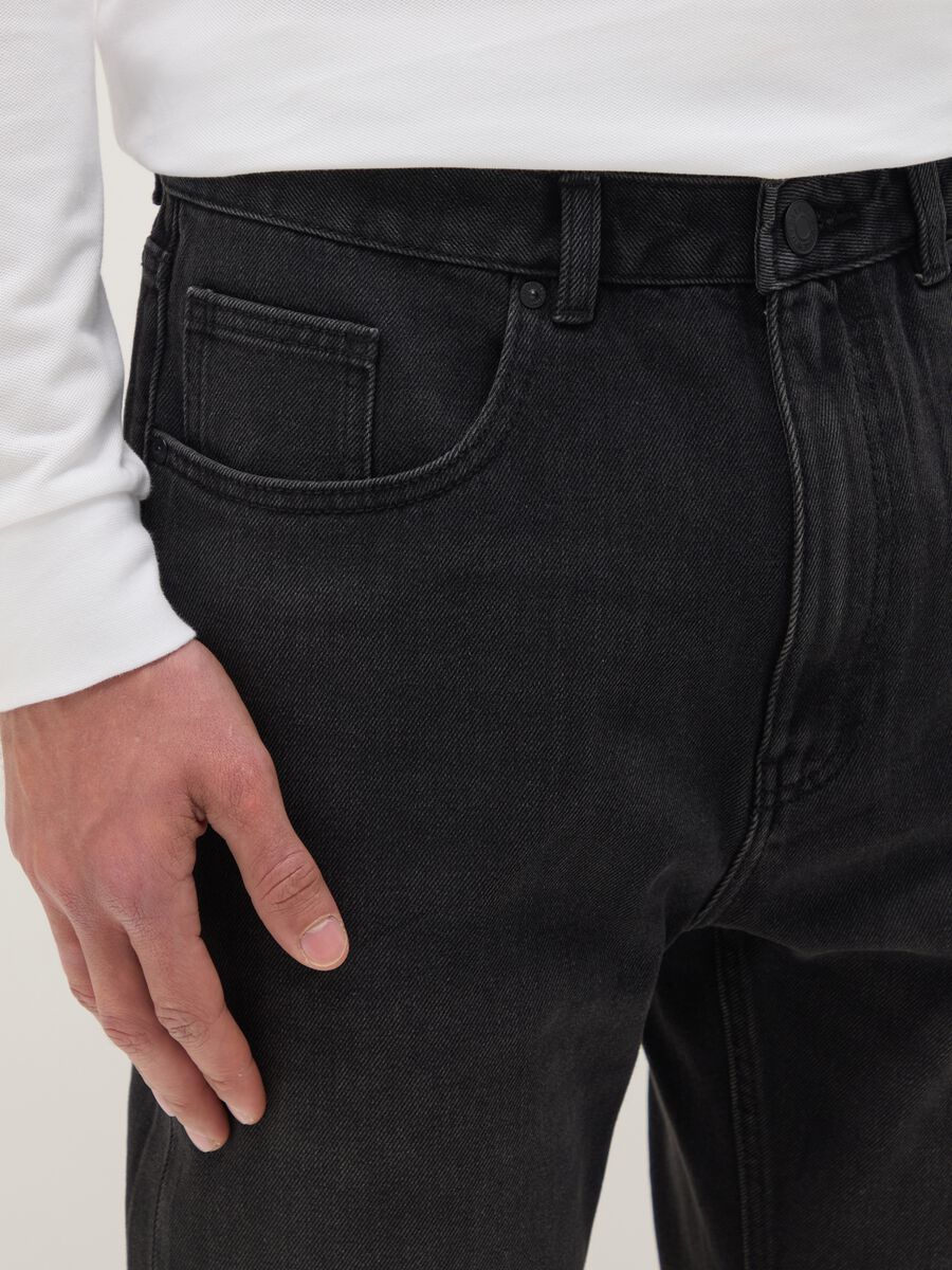 Black denim cotton blend carrot fit jeans_3
