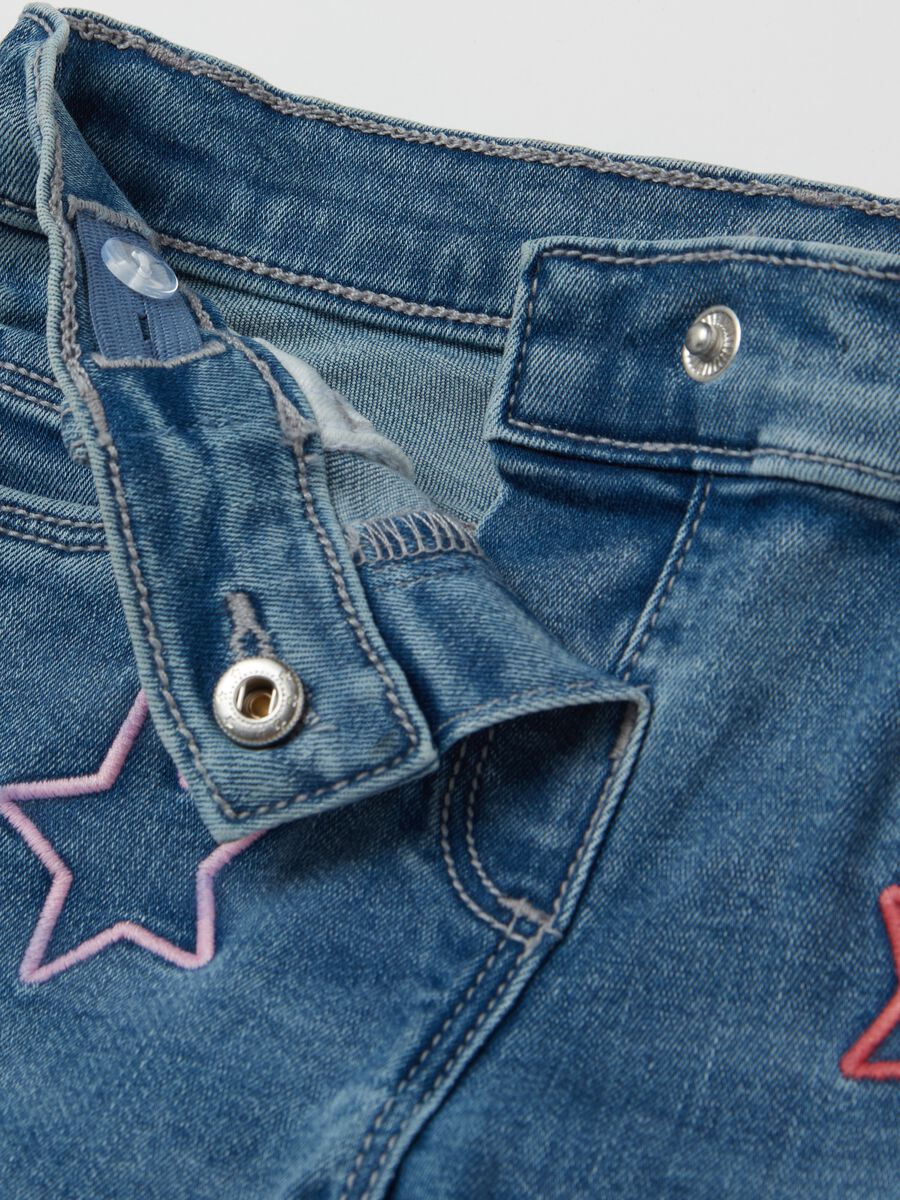 Jeans con ricamo stelle multicolore_2