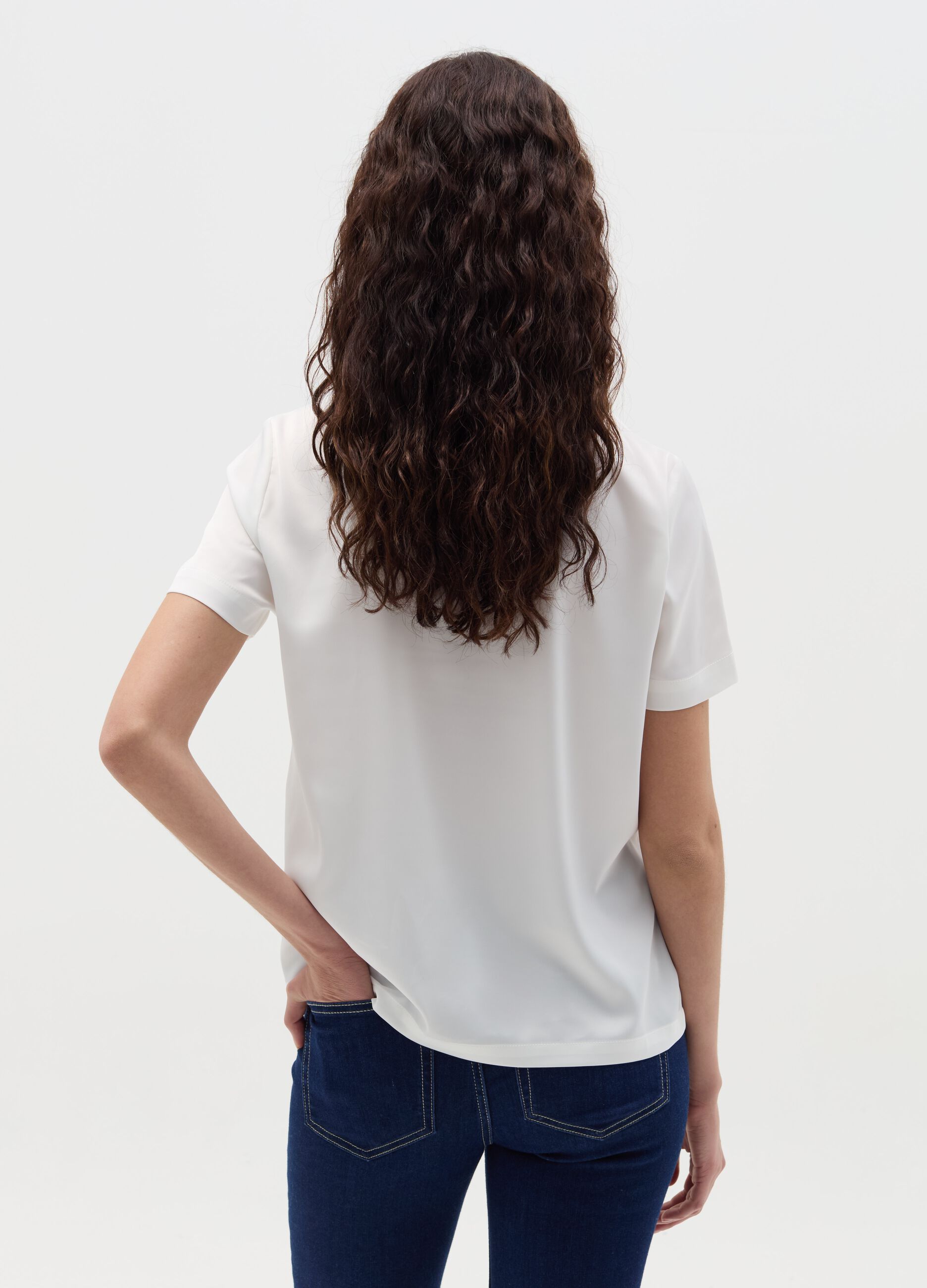 Blusa in satin a maniche corte