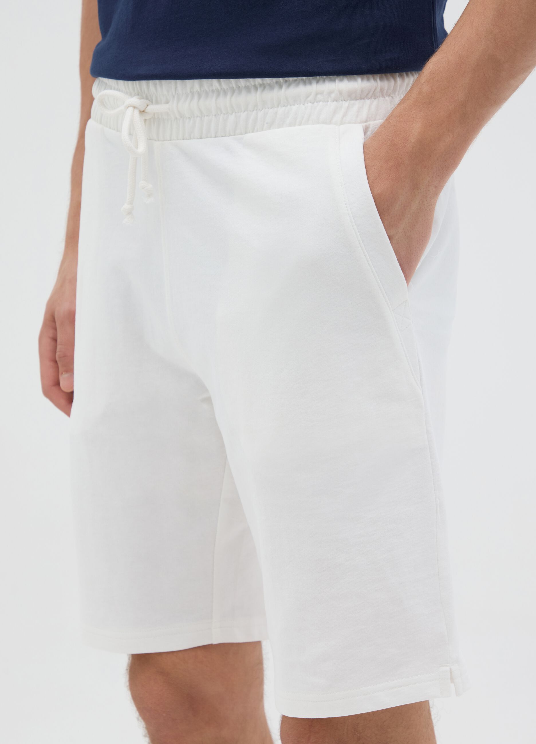 Regular fit white cotton blend men's shorts with back pocket