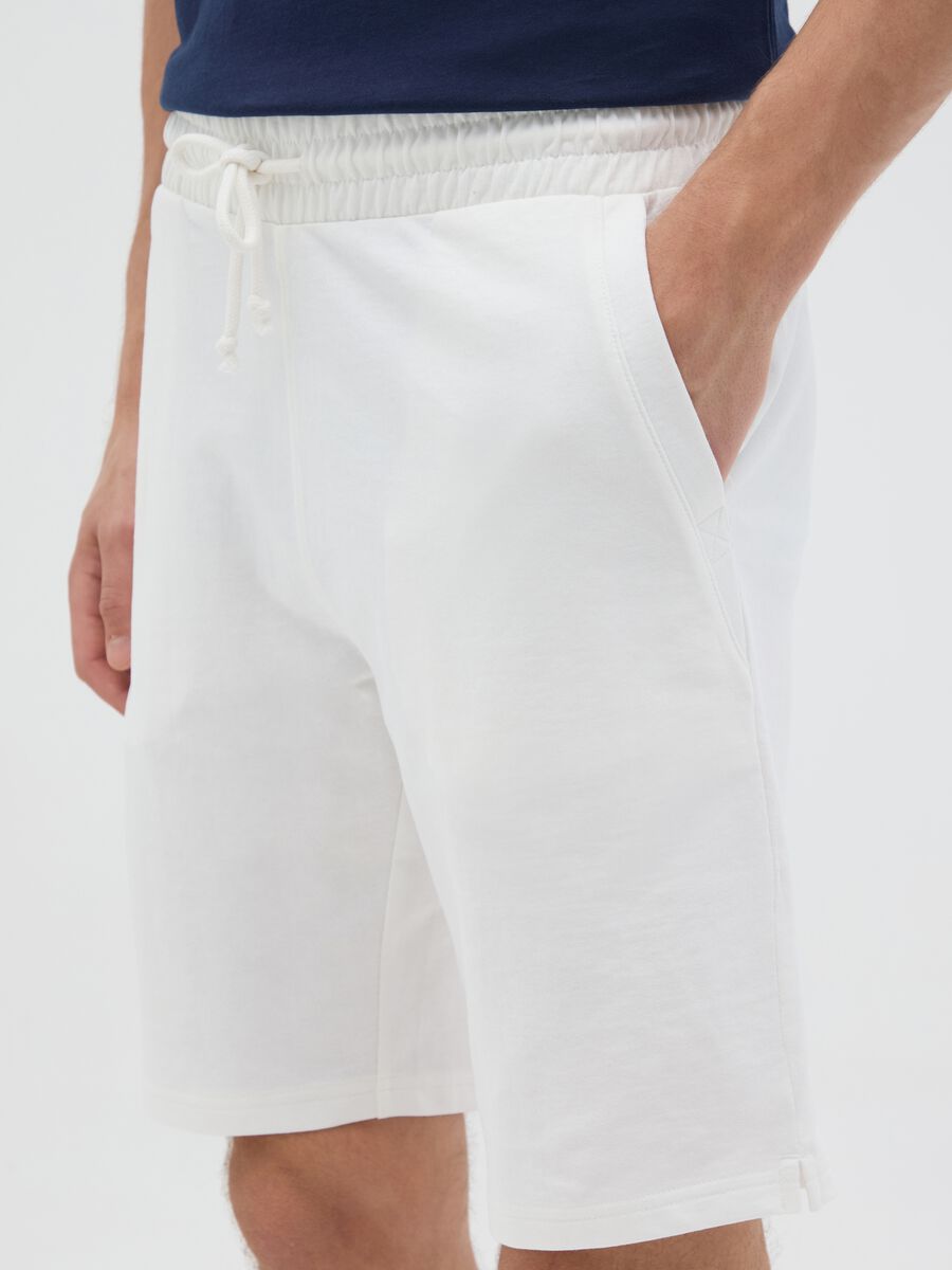Regular fit white cotton blend men's shorts with back pocket_2