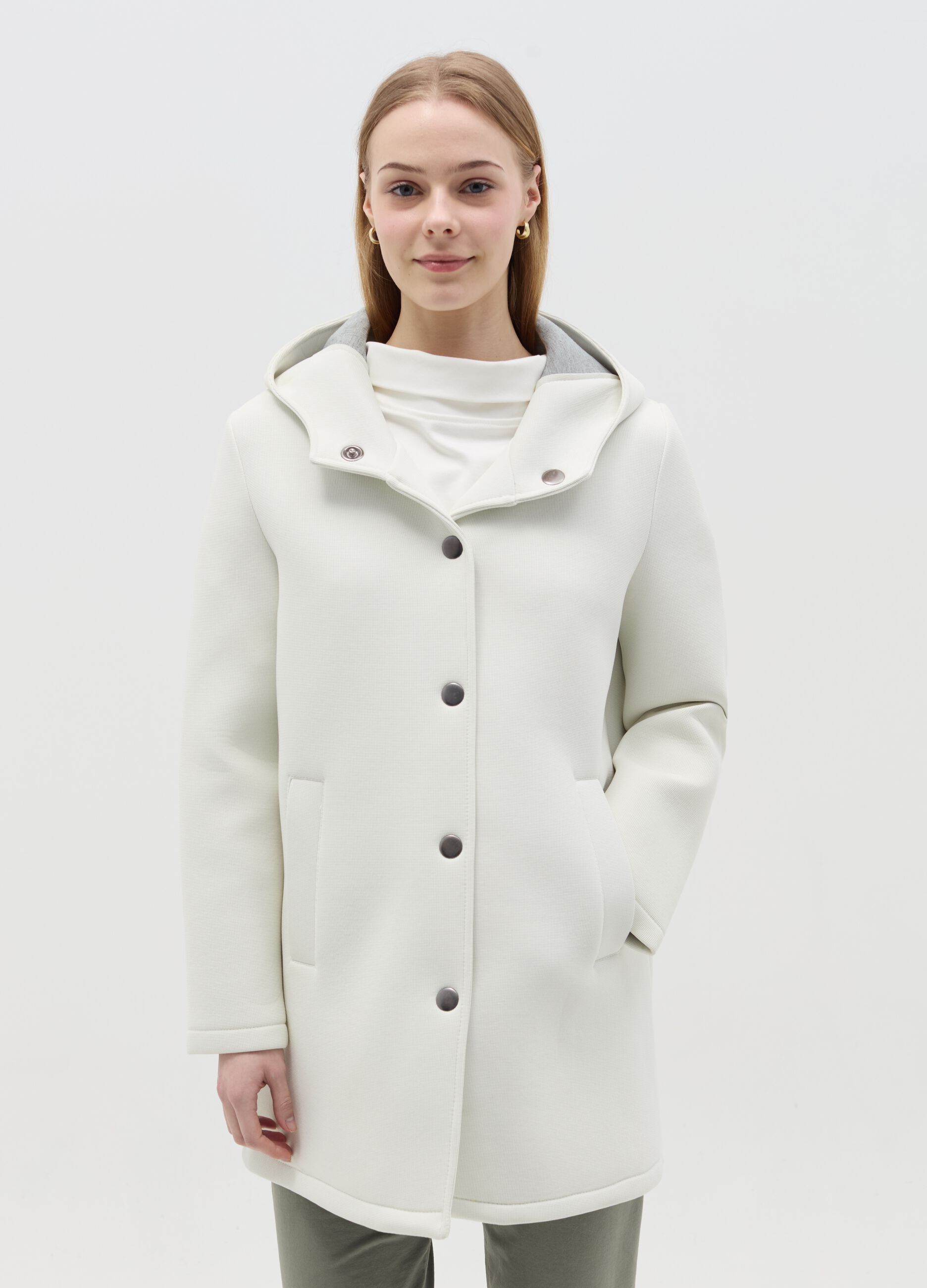 Hooded coat with buttons