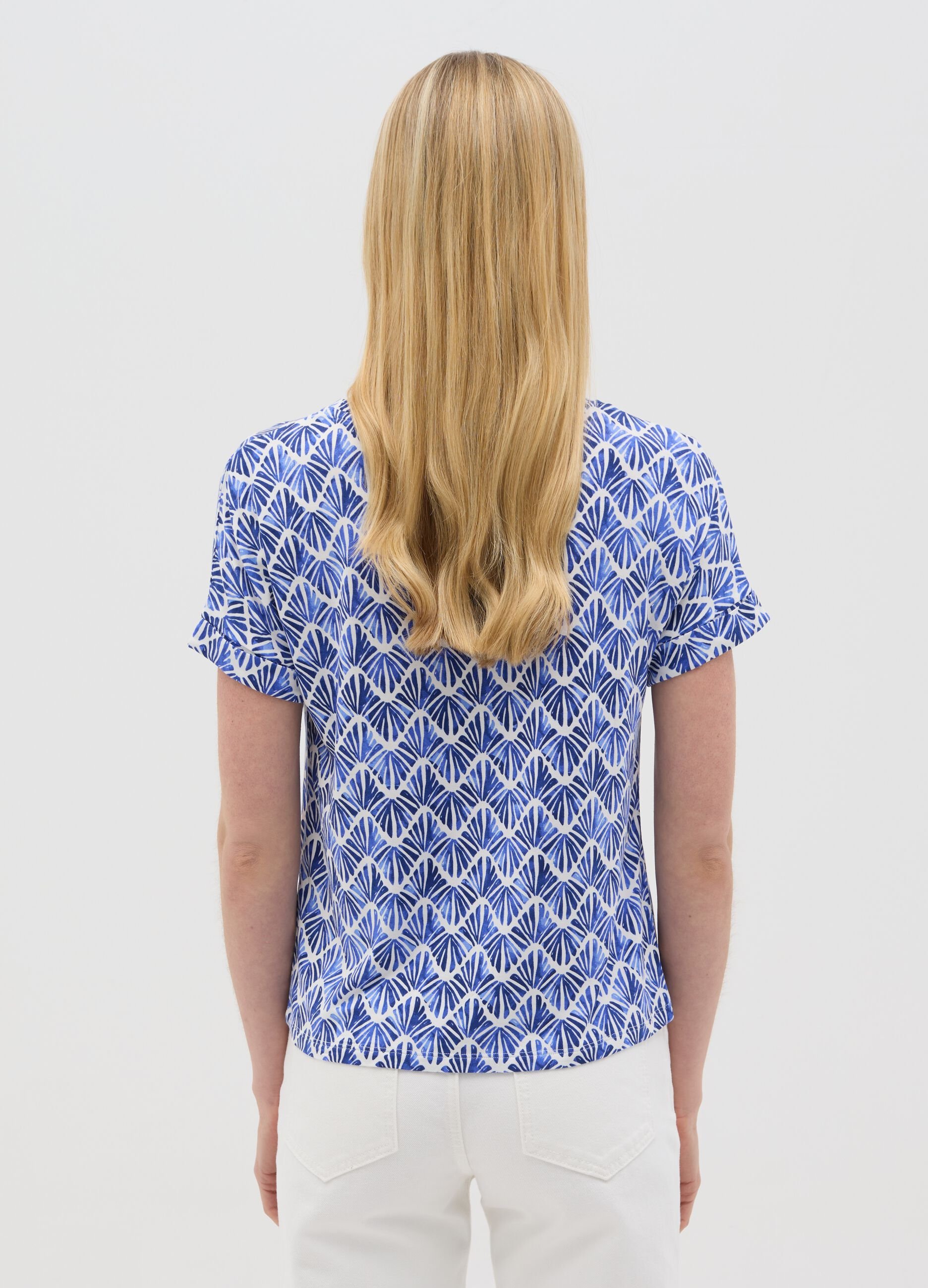 Short-sleeved stretch viscose t-shirt with geometric print