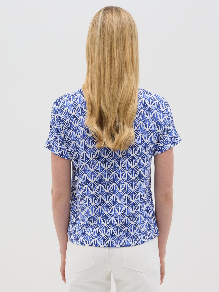 Short-sleeved T-shirt with blue zig-zag pattern_2