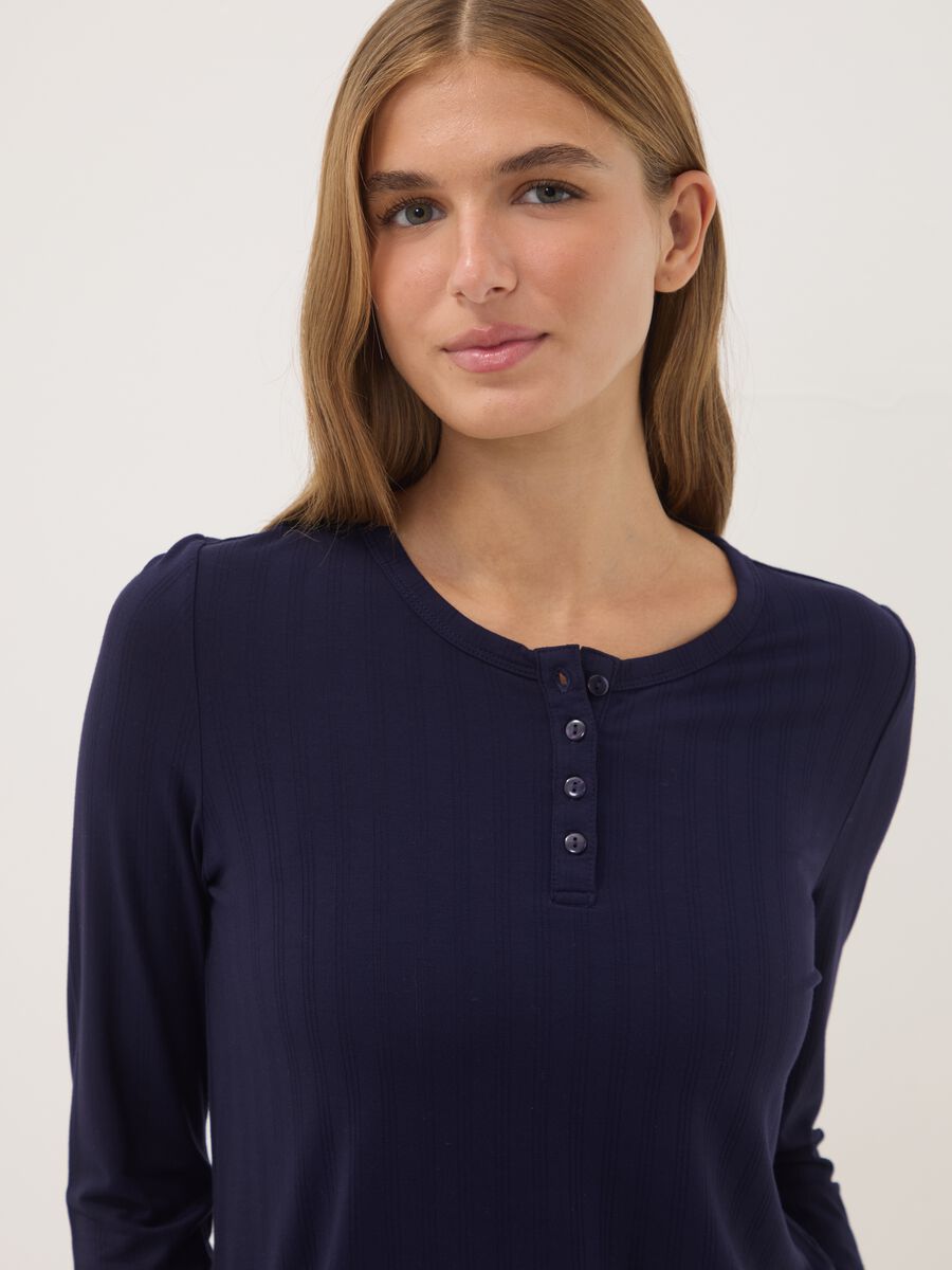Maglia pigiama blu in viscosa elasticizzata a costine_1
