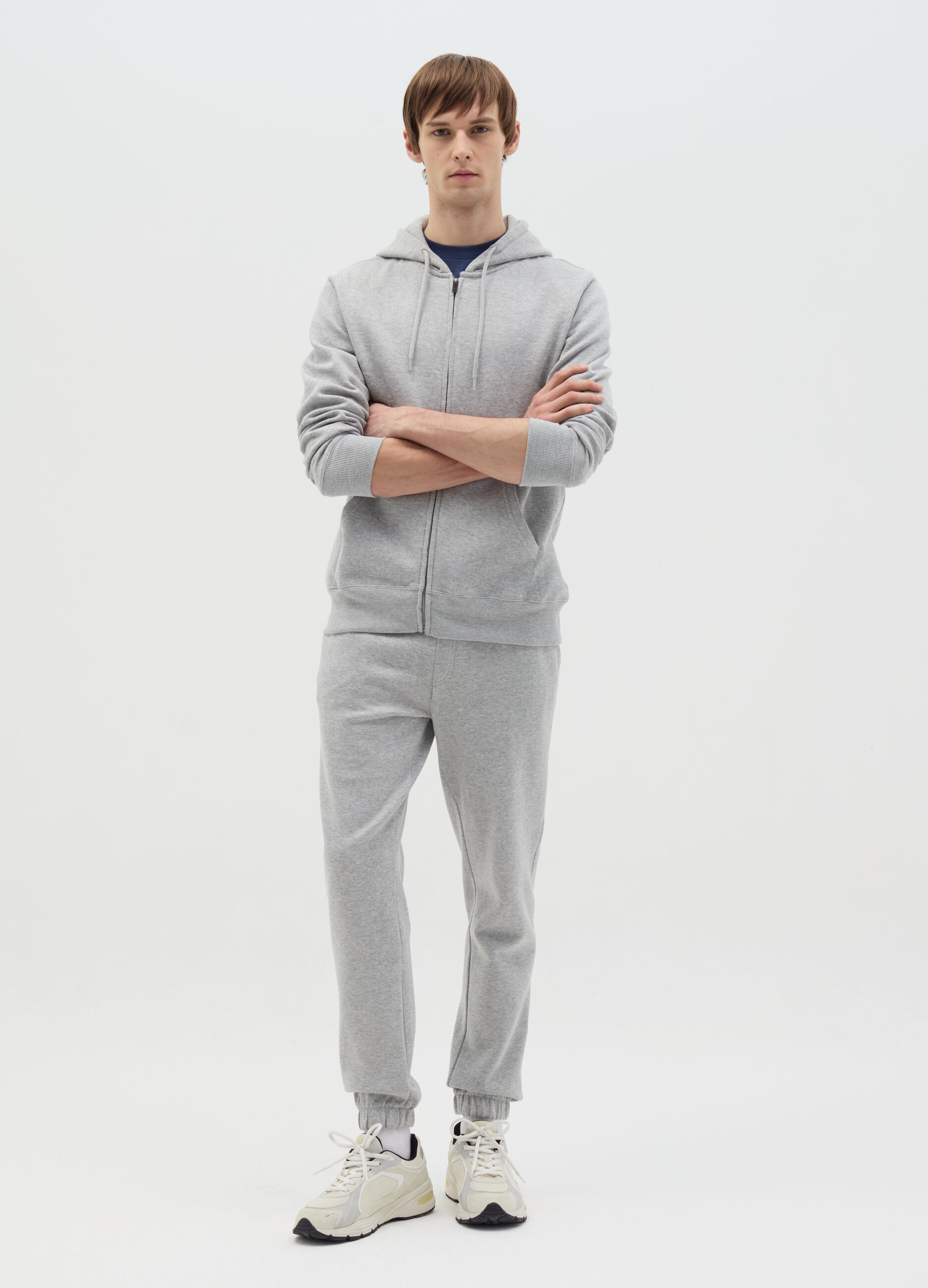 Essential full-zip sweatshirt with hood
