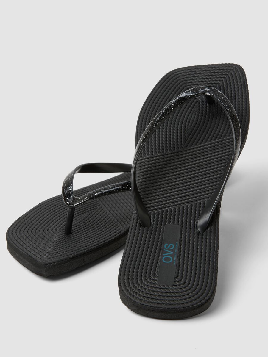Black flip-flops with glitter straps_2