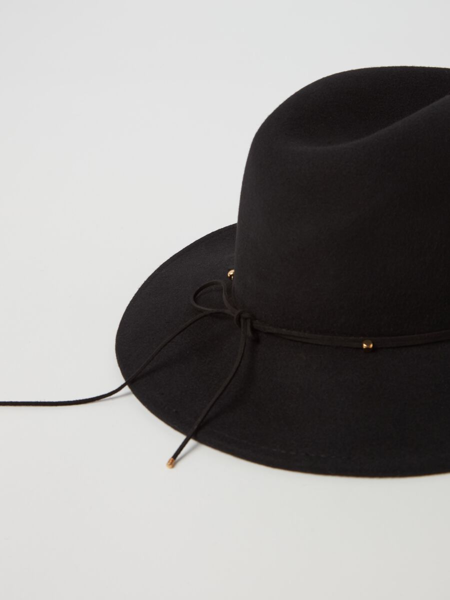 Wide-brimmed hat with laces_2