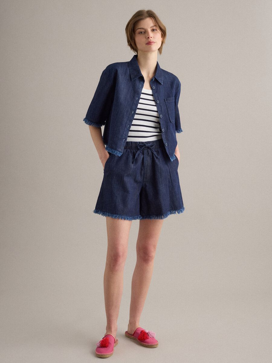Shorts denim blu in misto cotone regular fit con bordo sfrangiato_0