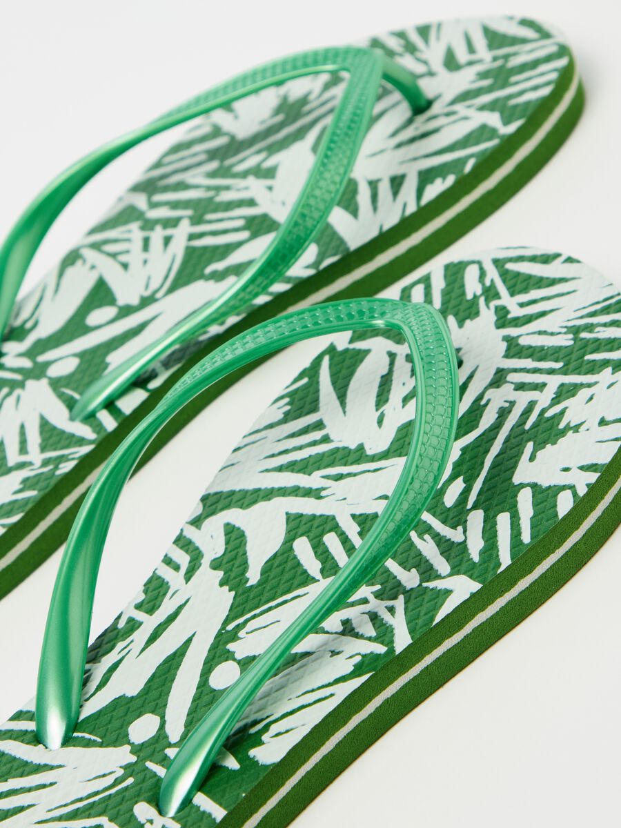 Thong sandals with foliage print_2