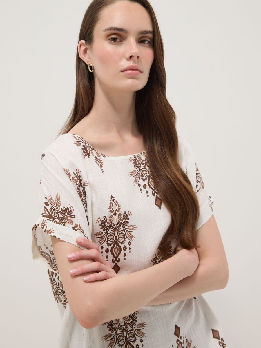Blusa bianca in pura viscosa con stampa marrone regular fit_0