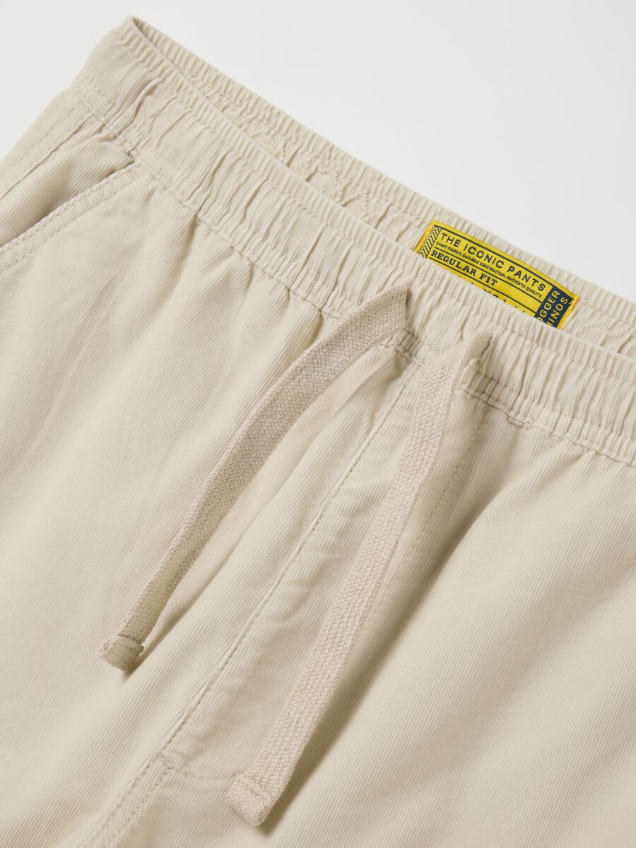 Regular corduroy Bermuda shorts in beige_5