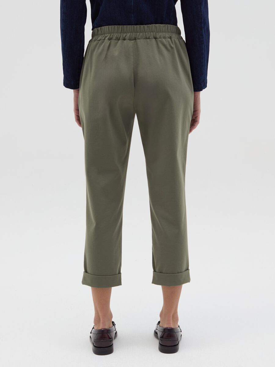 Cropped chino trousers with turn-ups_3