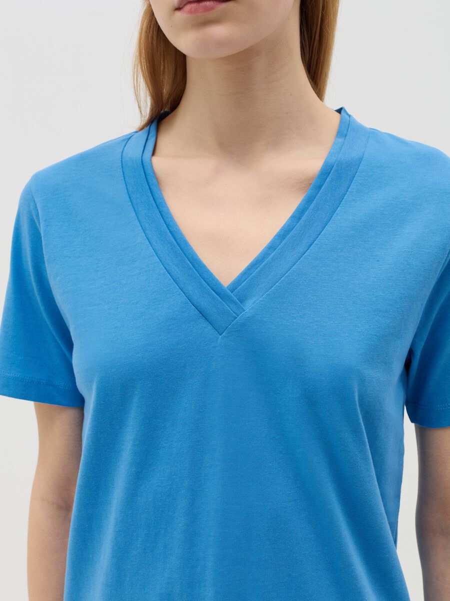 T-shirt azzurra con scollo a V_2