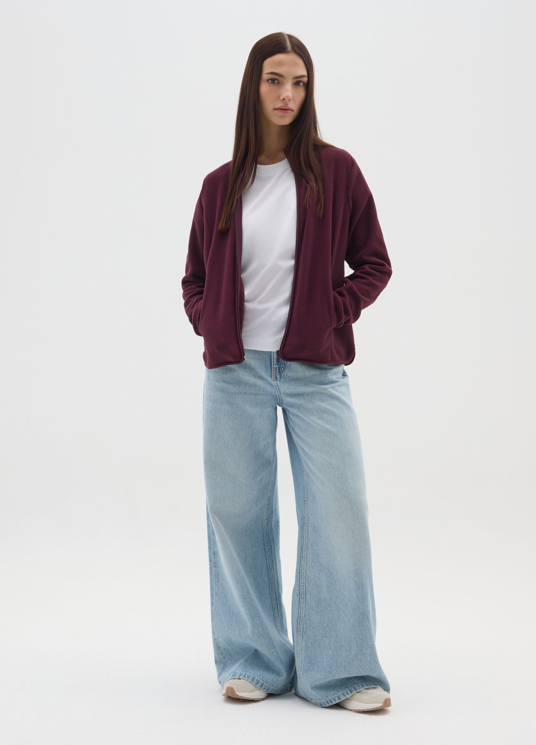 Red fleece sweatshirt with fitted fit and zip