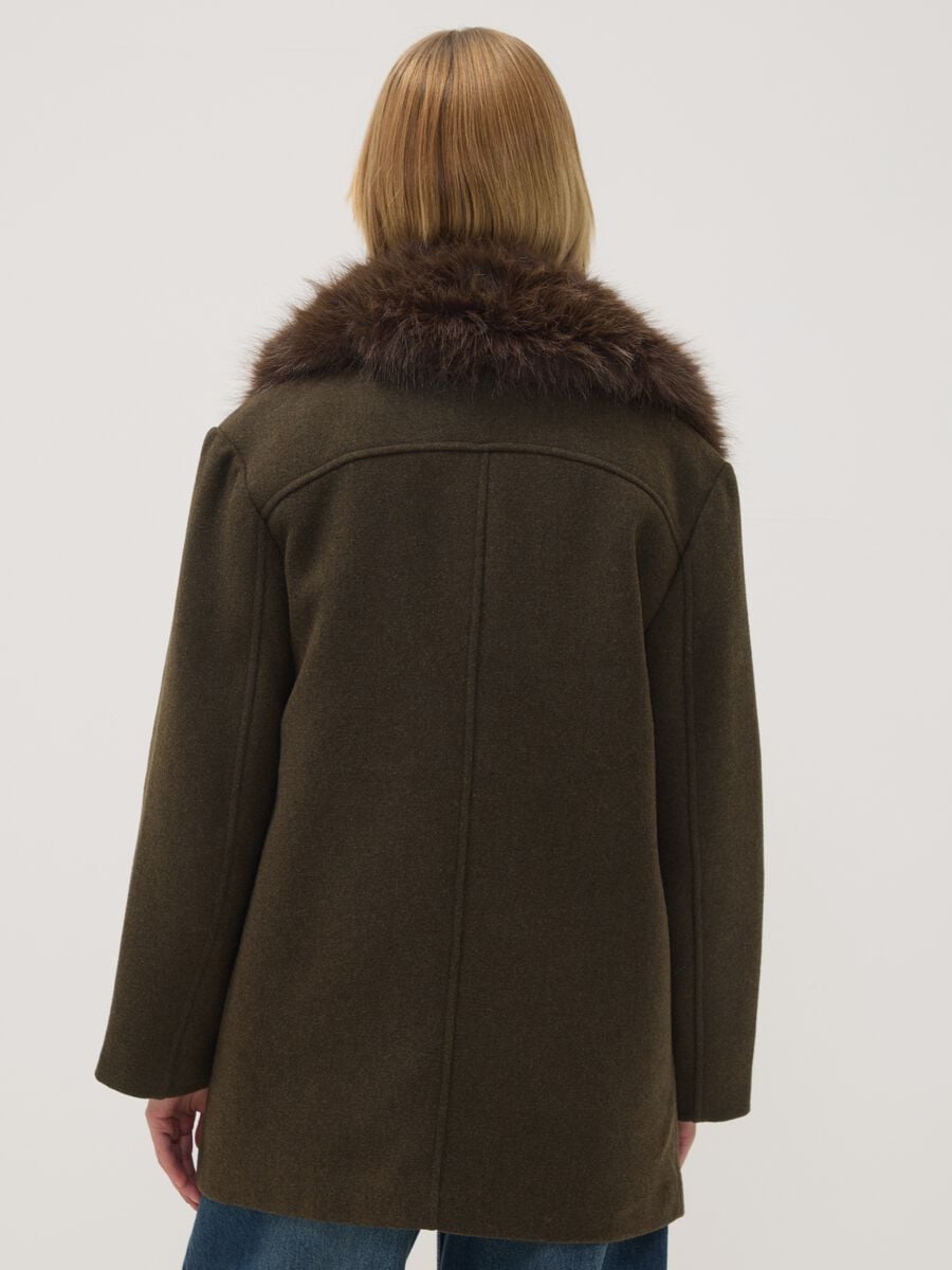 Cappotto marrone in misto lana e viscosa con collo in pelliccia_3
