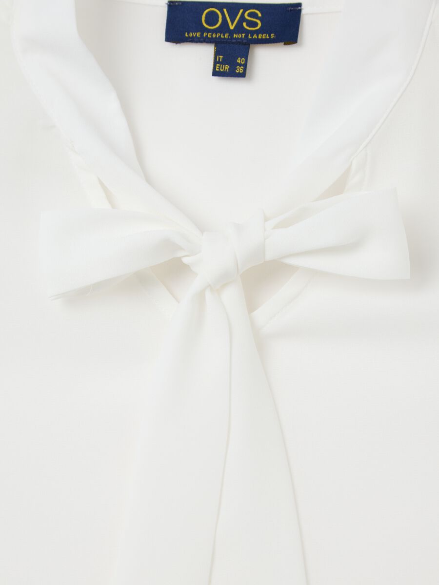 White sleeveless blouse with flounce_5
