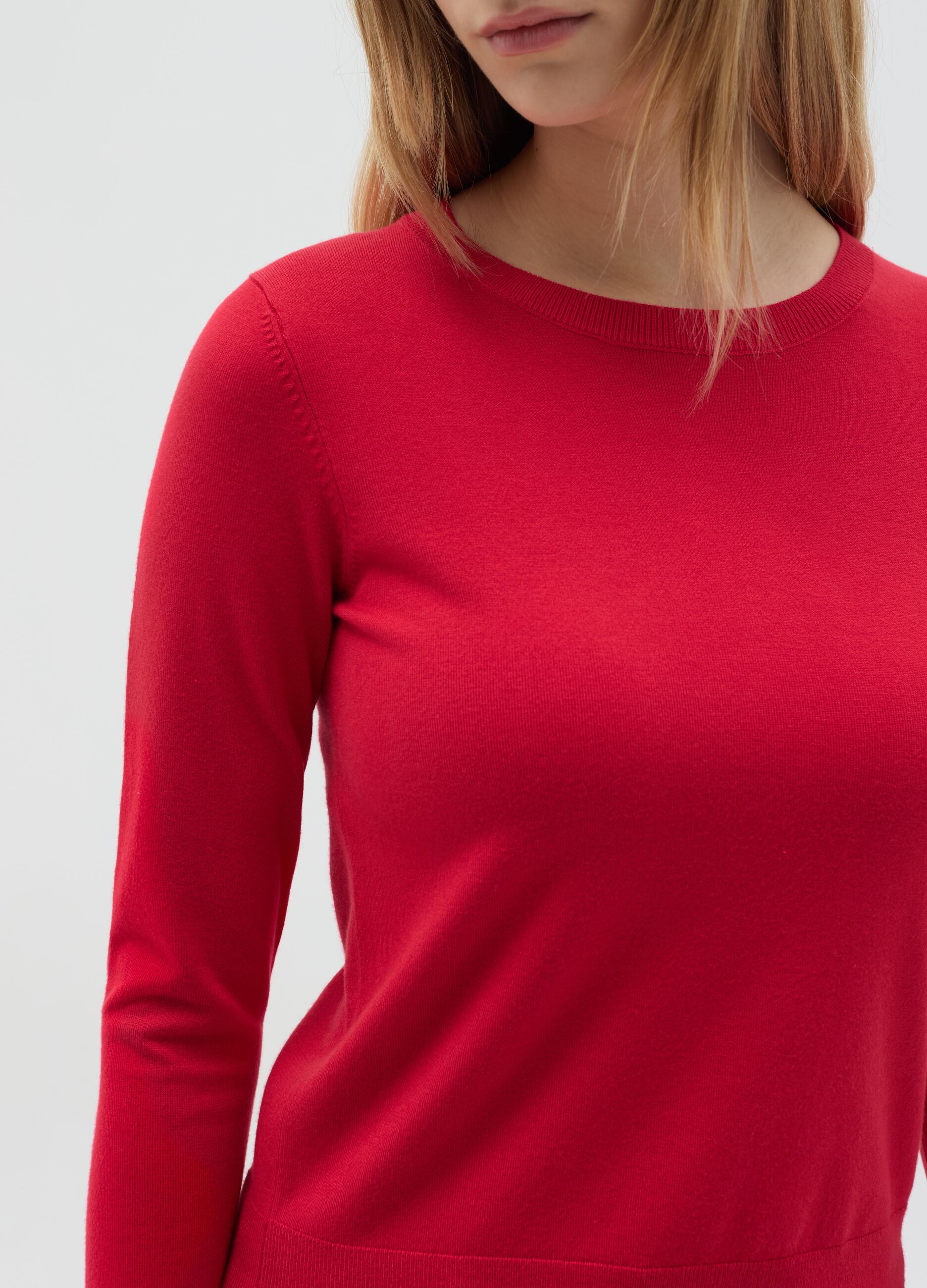 Top with round neck and long sleeves