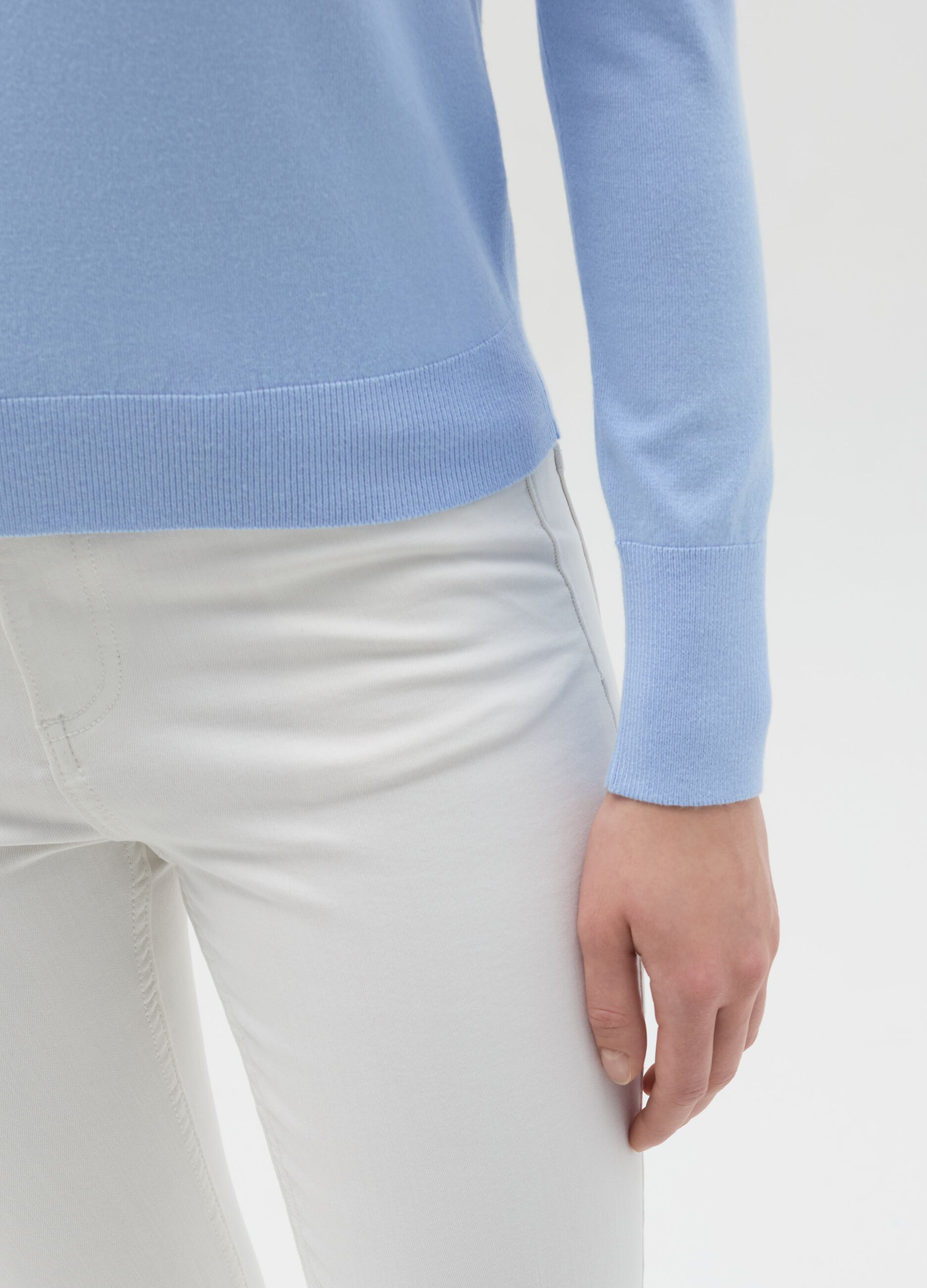 Top with round neck and long sleeves