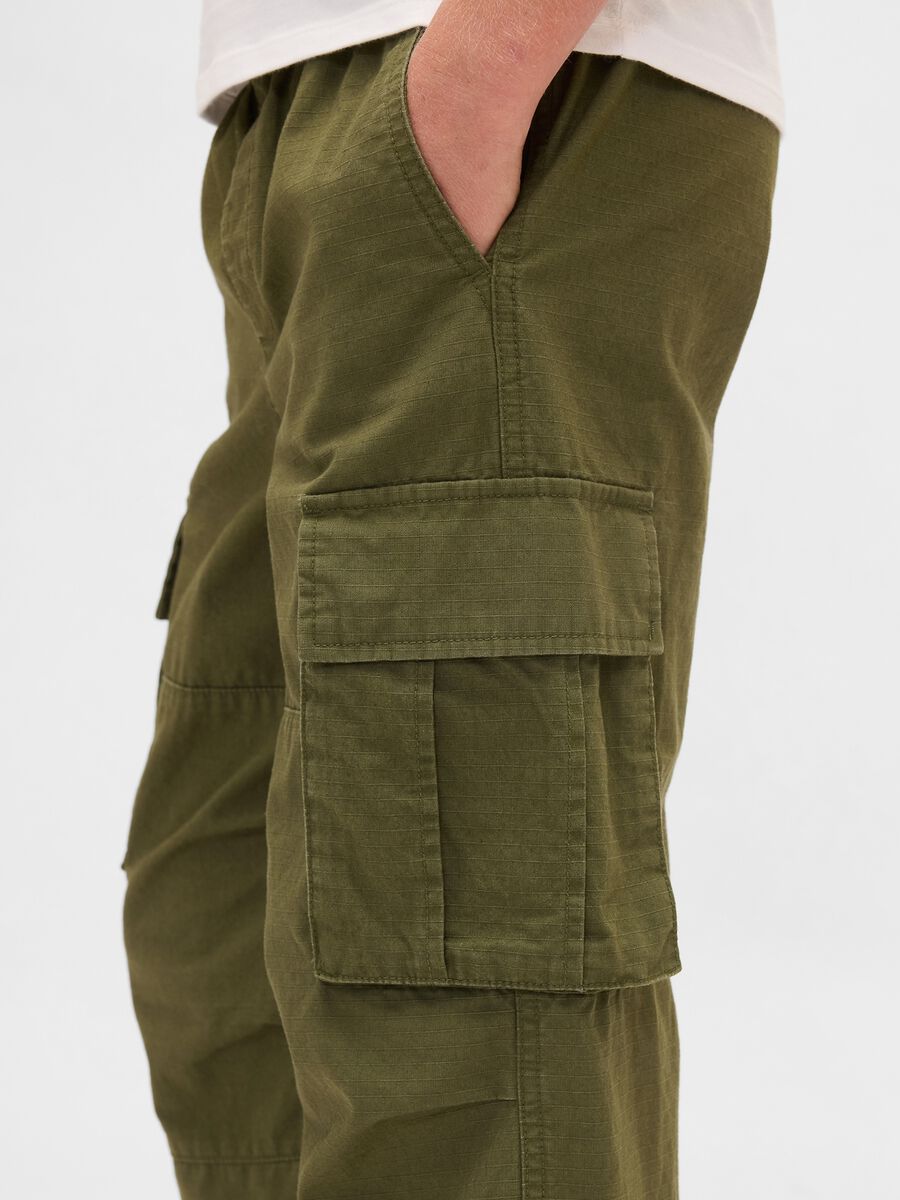 Green cargo trousers for boys_4