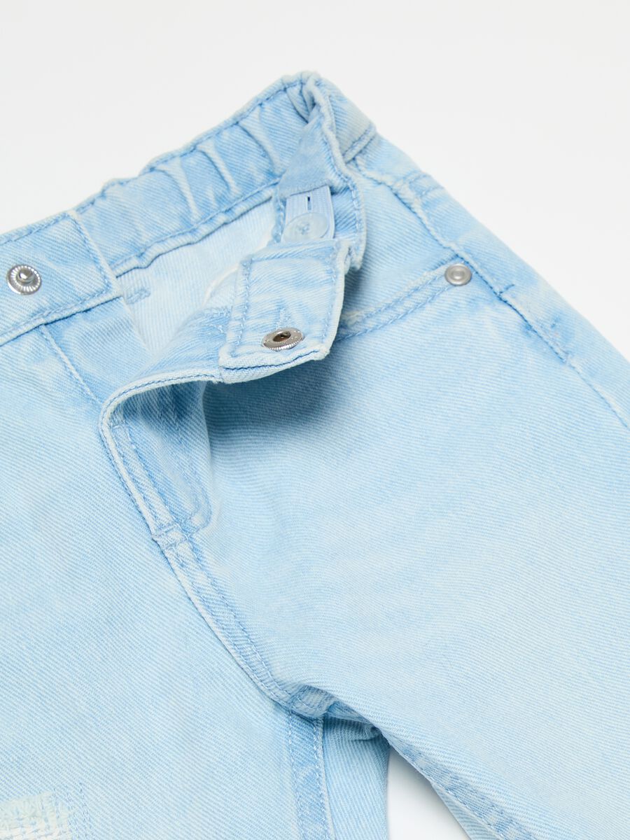 Jeans in cotone con abrasioni_2