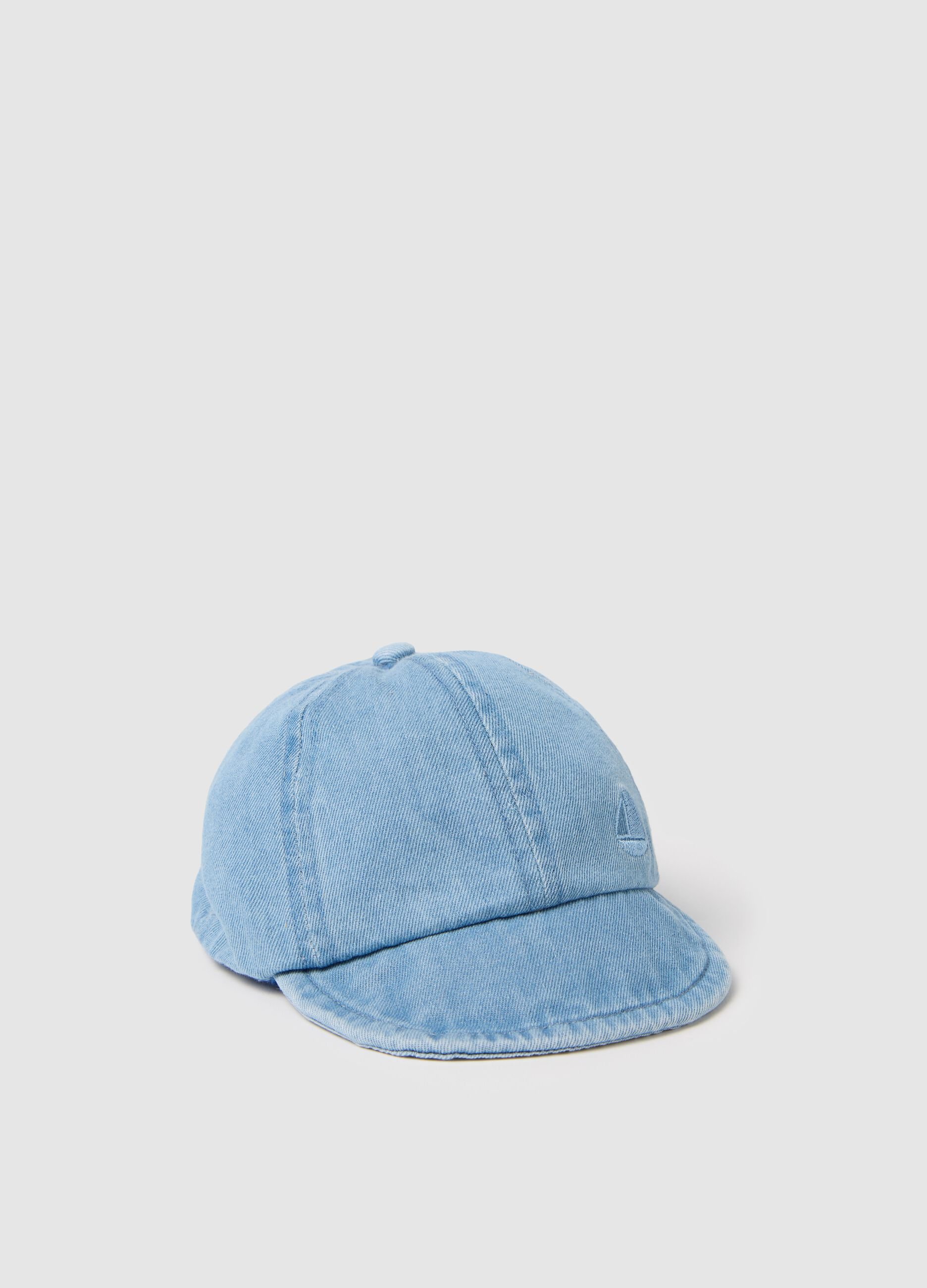 Babies’ light blue hat in 100% cotton with peak