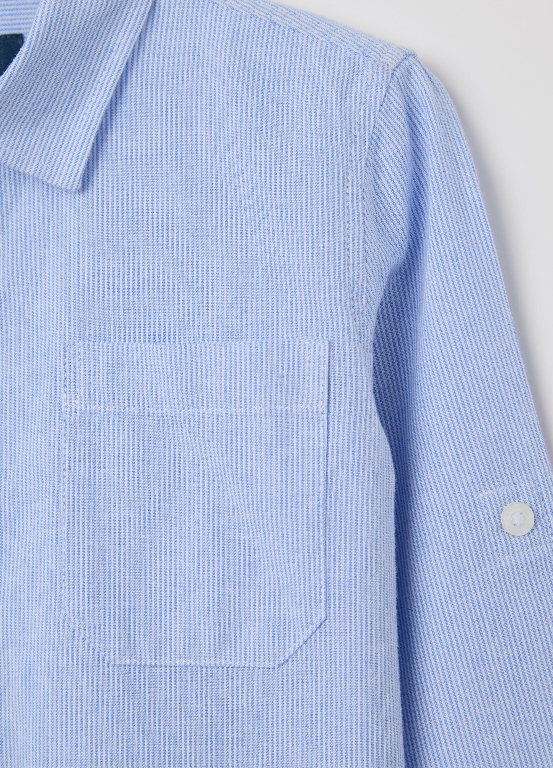 Camicia bianca e azzurra in cotone e lino a righe