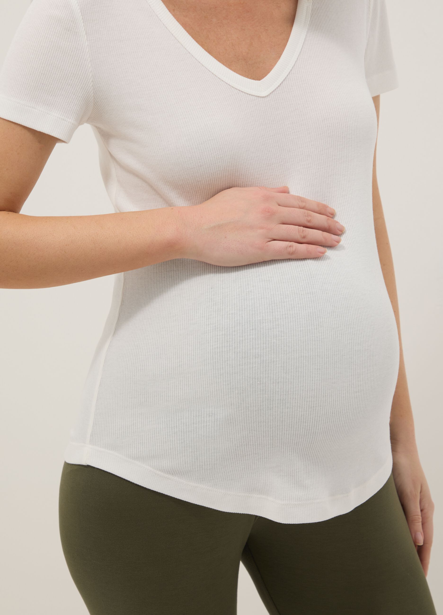 White maternity t-shirt with V-neck in stretchy cotton and modal