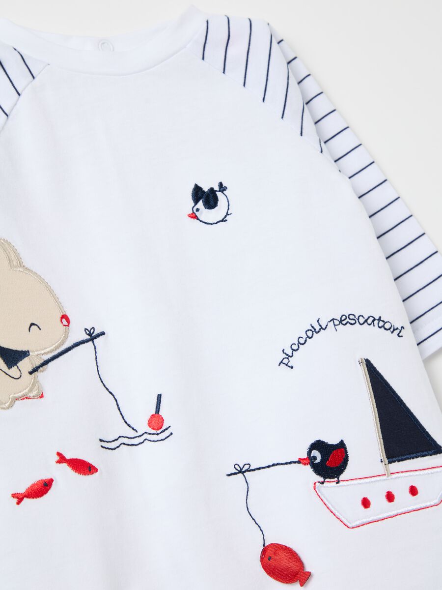 Cotton onesie with feet and "Piccoli Pescatori" embroidery_3