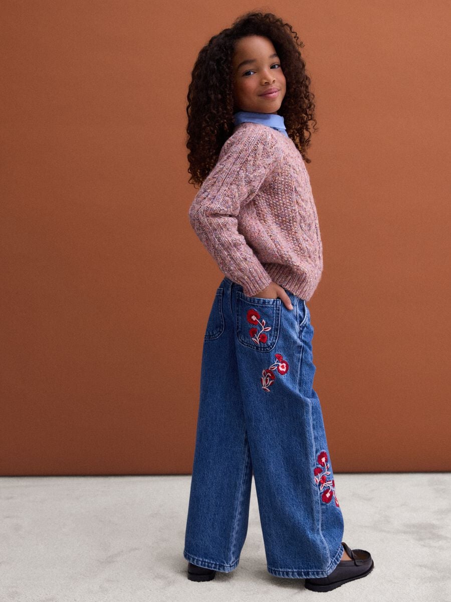 Jeans blu wide leg in puro cotone con ricami floreali_1