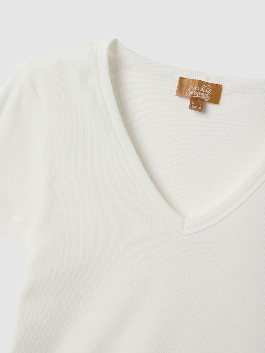 T-shirt premaman bianca con scollo a V in cotone e modal elasticizzato_5