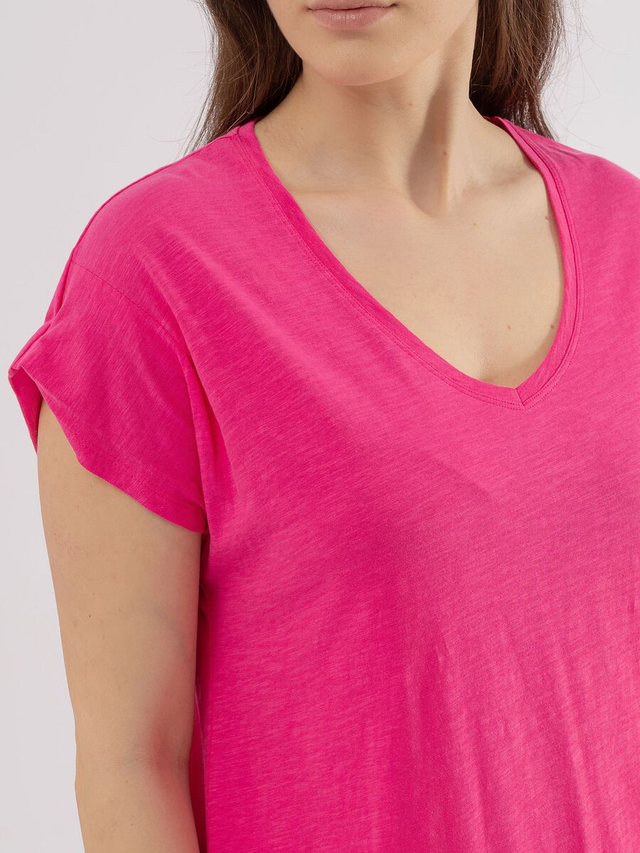 Curvy slub cotton T-shirt with V neck_3