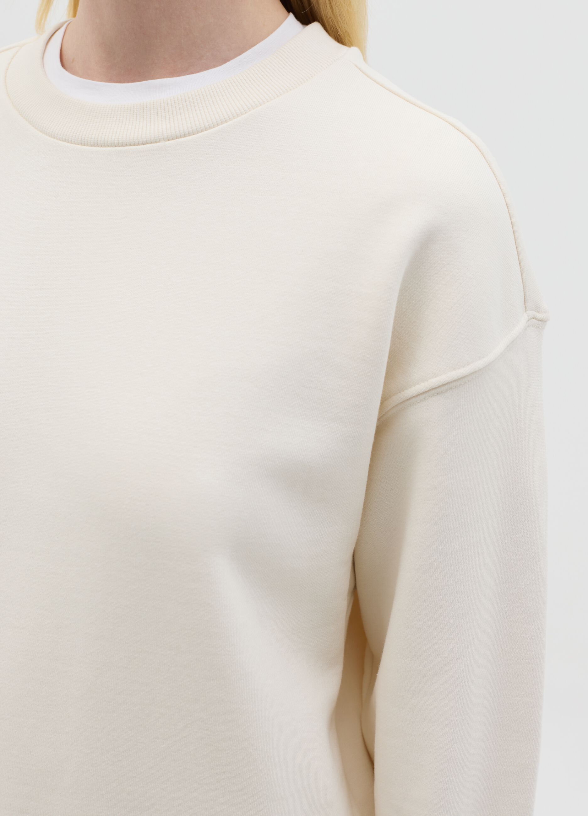 Essential sweatshirt with round neck