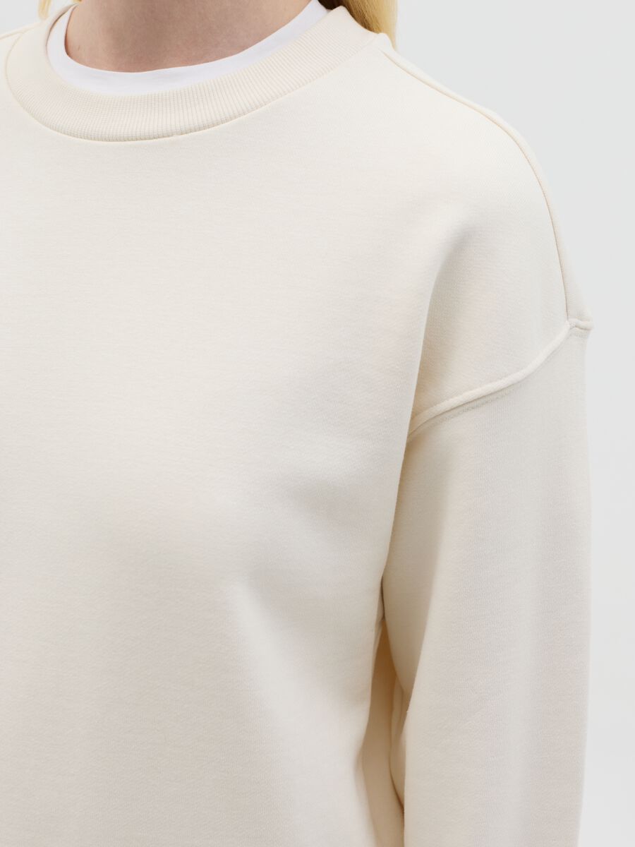 Essential sweatshirt with round neck_2