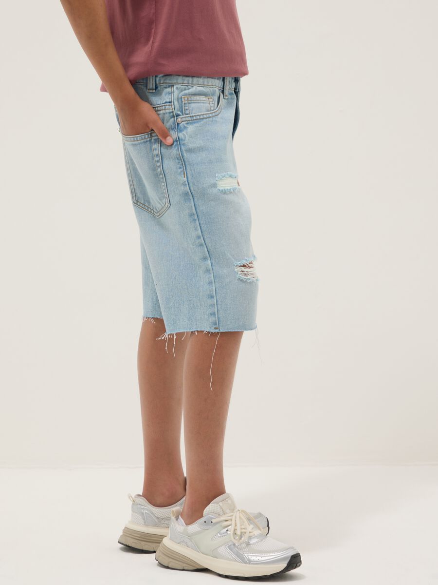 Pantaloni corti azzurri in denim regular fit per ragazzo_2