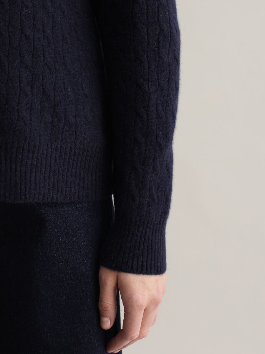 Cardigan in cable-knit cashmere with V neck_2