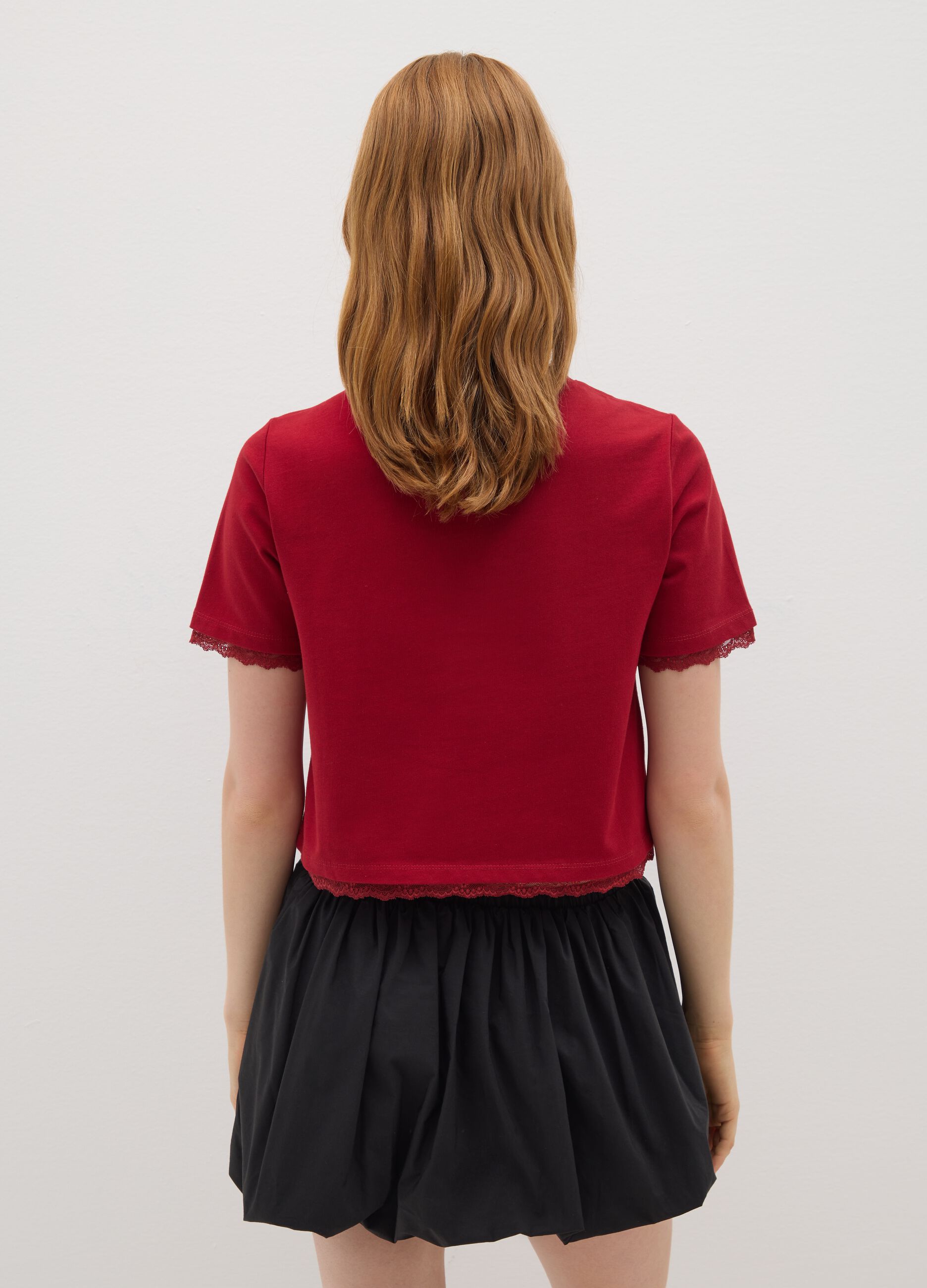 T-shirt in puro cotone rossa con pizzo