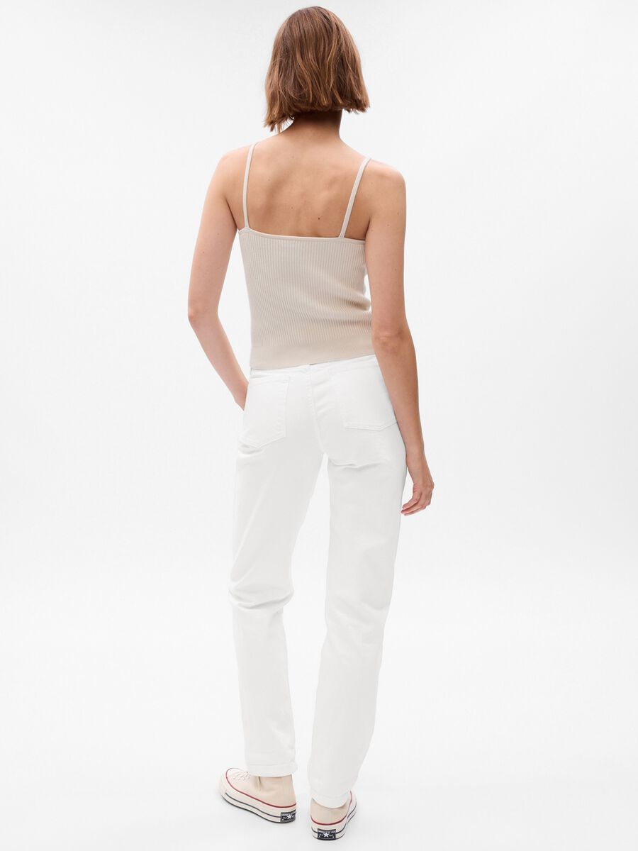 Girlfriend-fit jeans with mid-rise waist_1