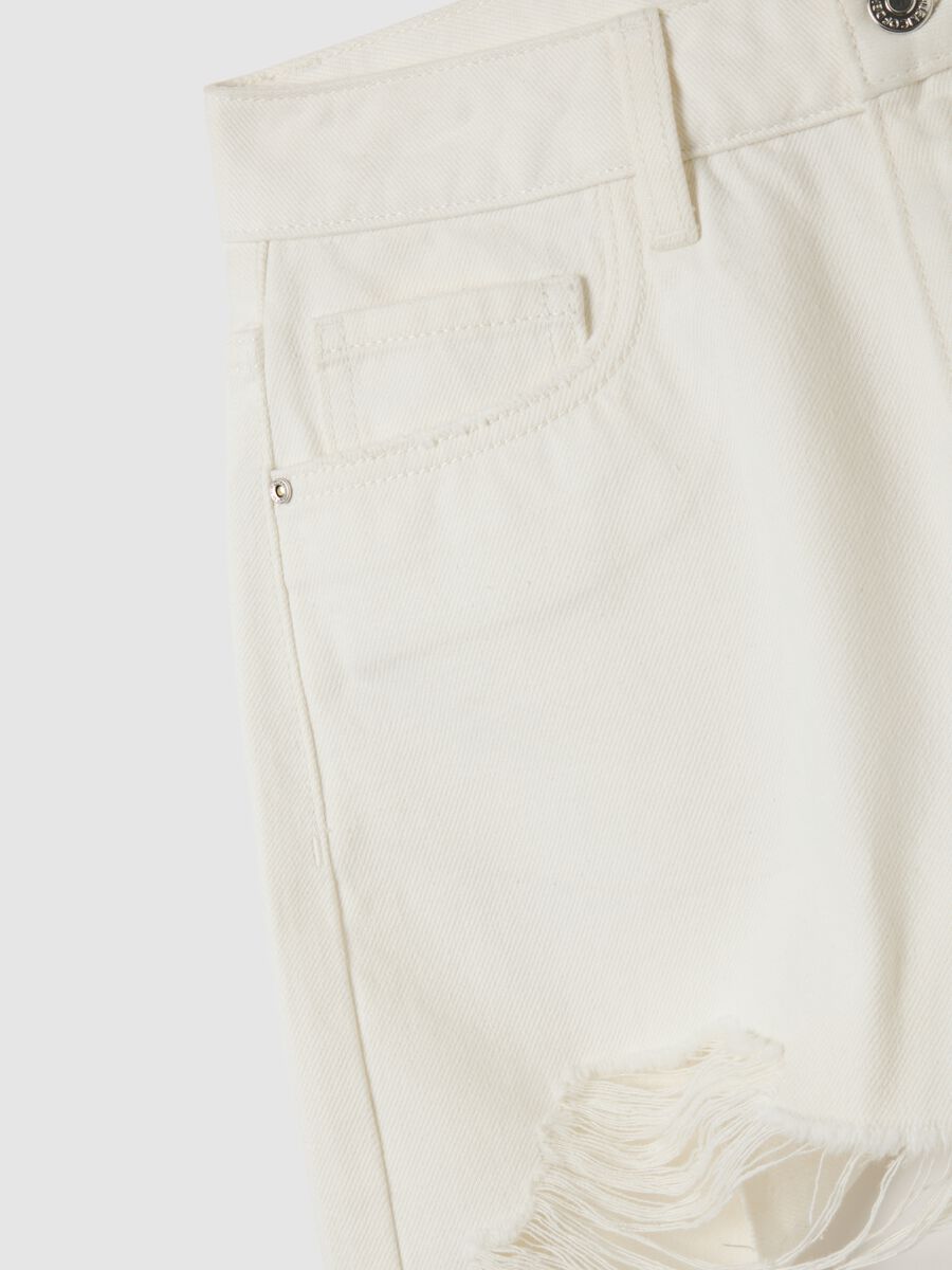 Women's white pure cotton shorts with regular fit_5