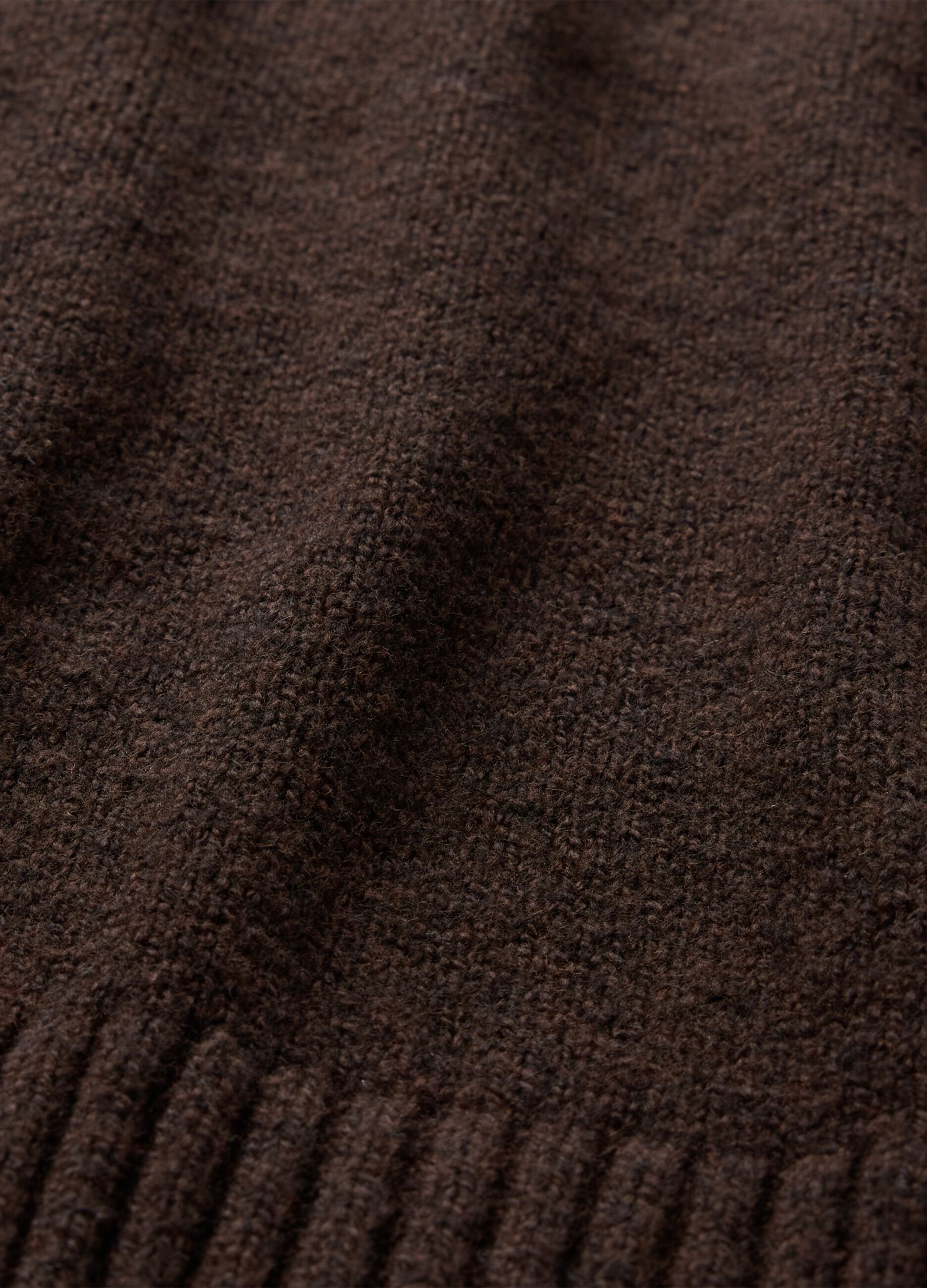 Pullover with round neck and raglan sleeves