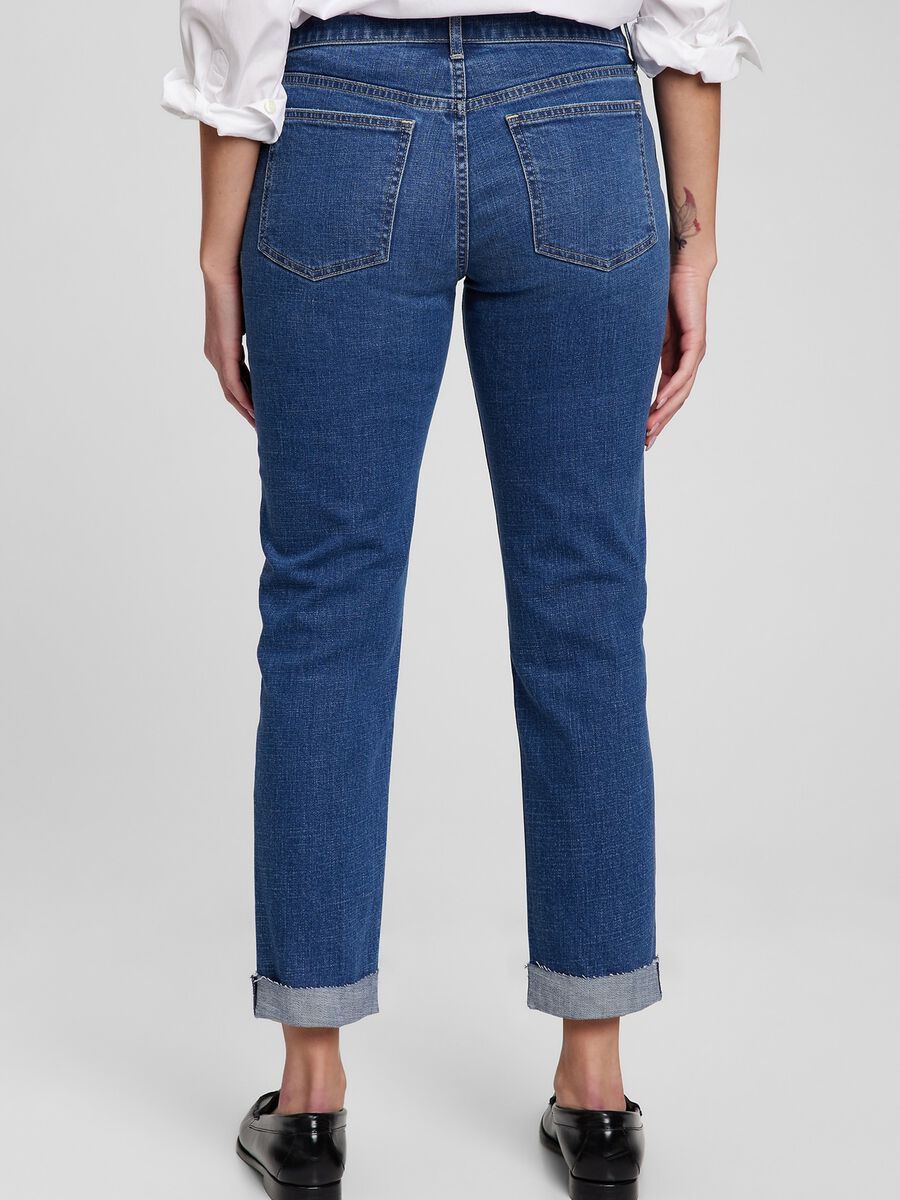 Jeans girlfriend con abrasioni e orlo a vivo_1